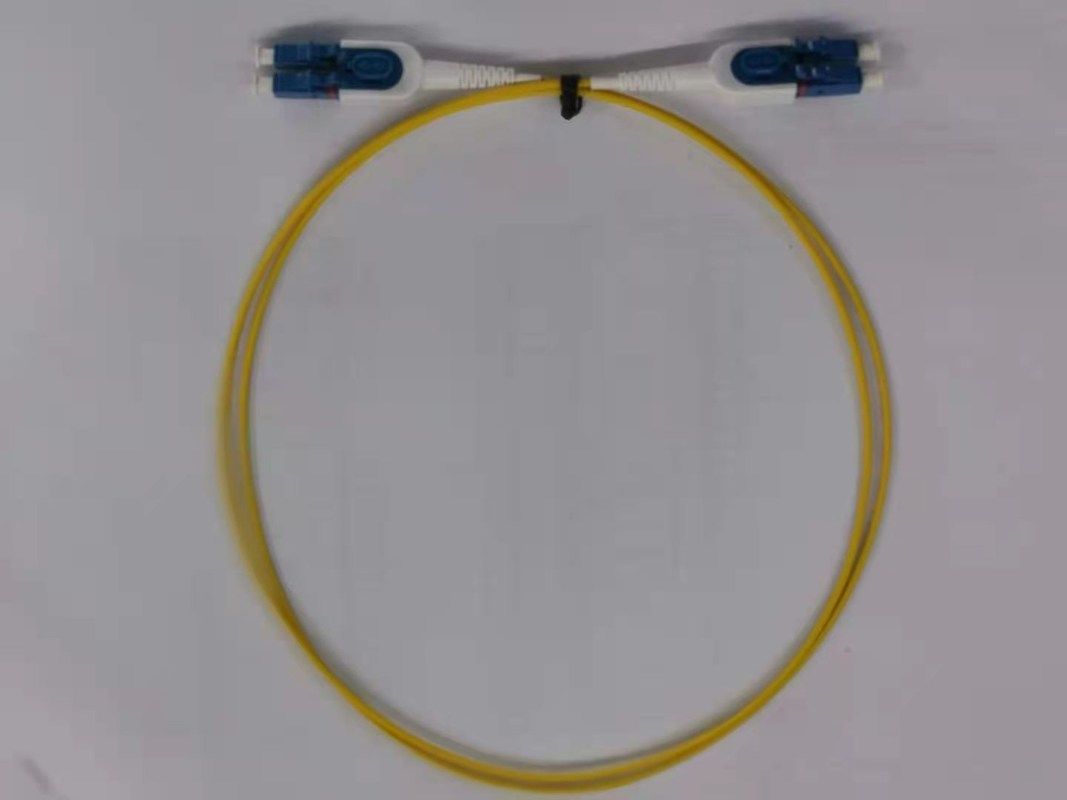 Διπλό σκοινί LC LC SM G657A1 μπαλωμάτων οπτικών ινών με Uniboot γύρω από το καλώδιο