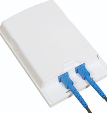 Προσαρμοστές Sc ABS 2pcs PC κιβωτίων λήξης οπτικής ίνας πυρήνων FTTH 2 εσωτερικοί ή υπαίθριοι